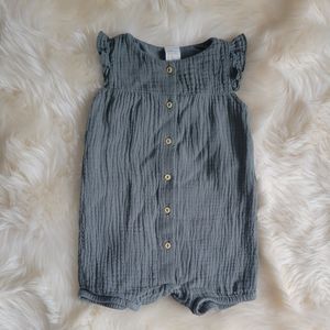 Baby sleeveless romper suit